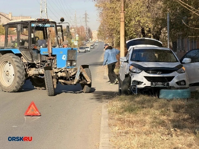 На улице Новосибирской трактор столкнулся с иномаркой — фото 4