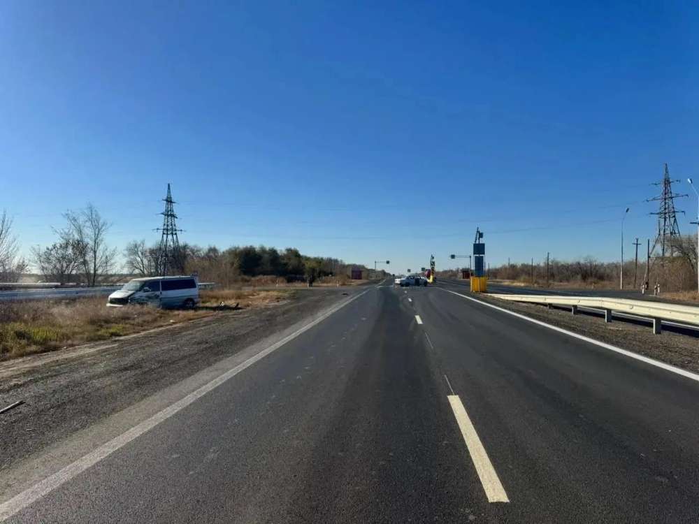 Не уступил при повороте: на трассе под Оренбургом столкнулись два авто, пострадала пенсионерка — фото 1