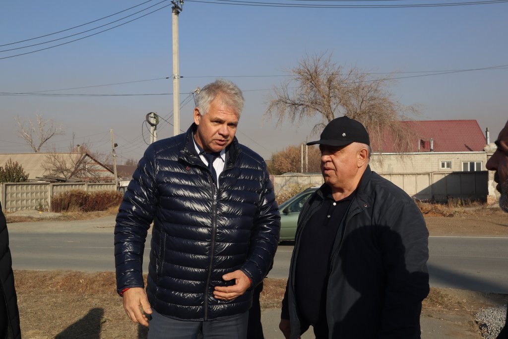 Глава Новотроицка проинспектировал ход работ по строительству детской площадки в частном секторе — фото 1
