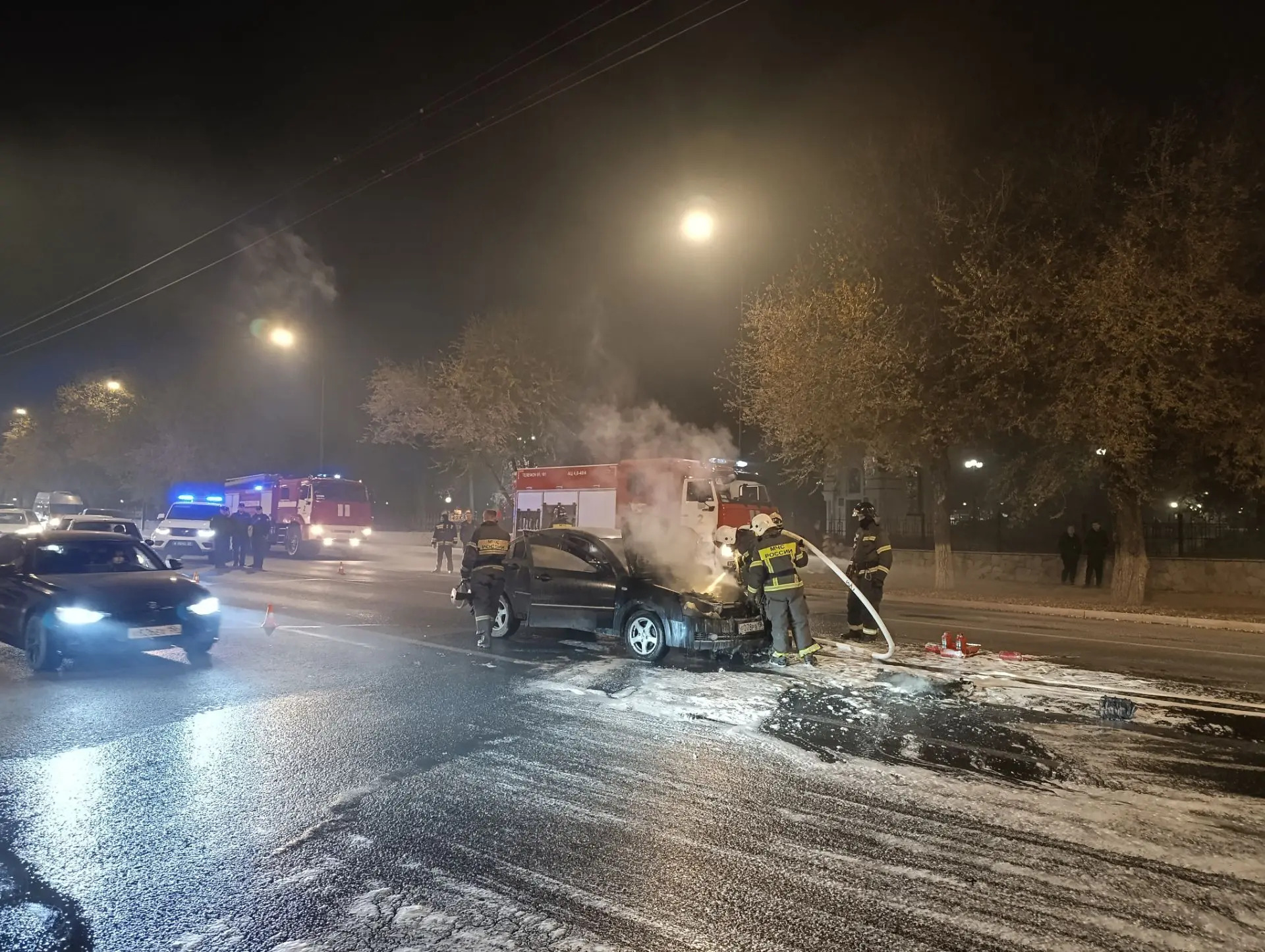В Оренбурге на улице Чичерина загорелся автомобиль — фото 1