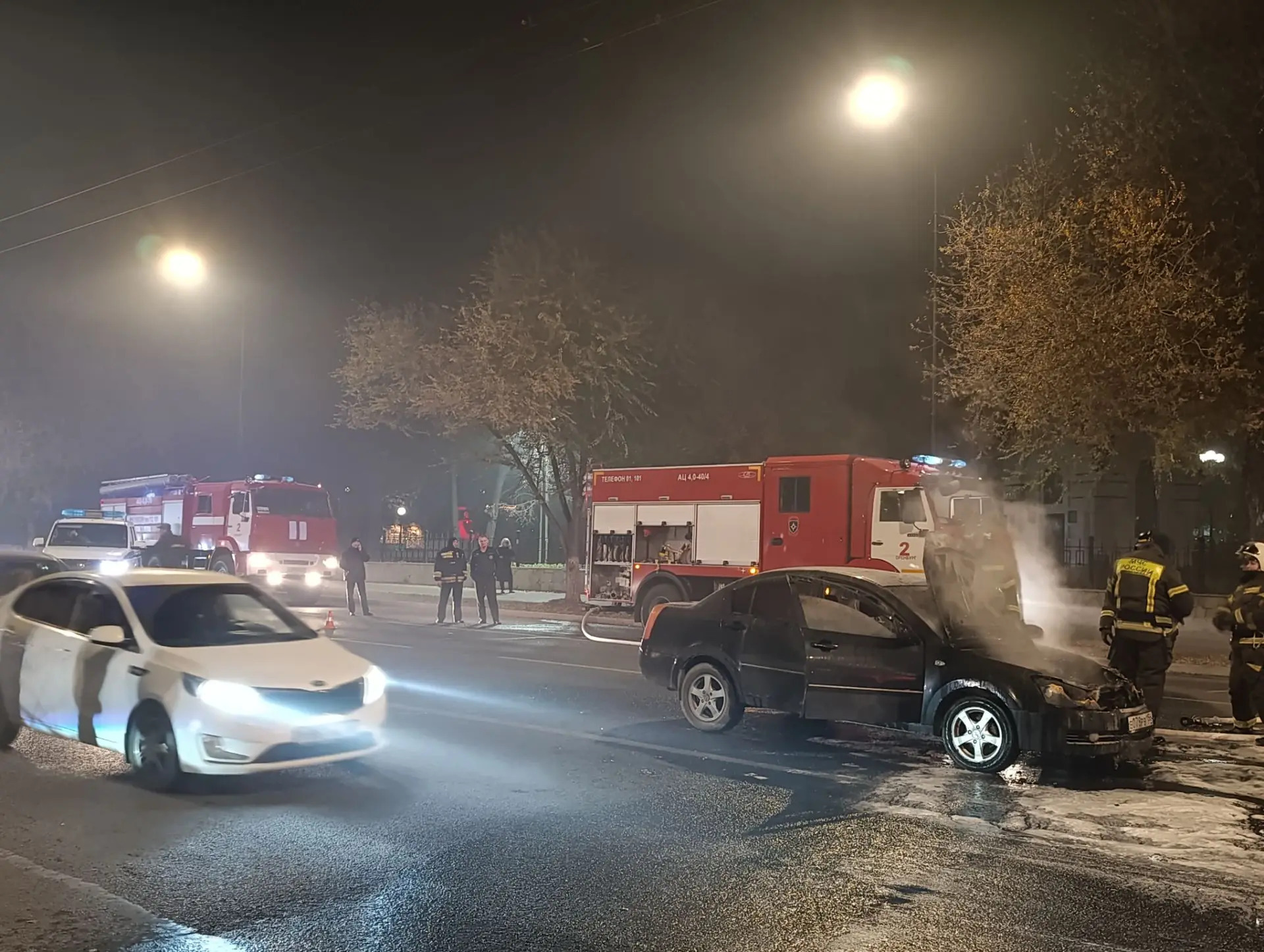 В Оренбурге на улице Чичерина загорелся автомобиль — фото 3