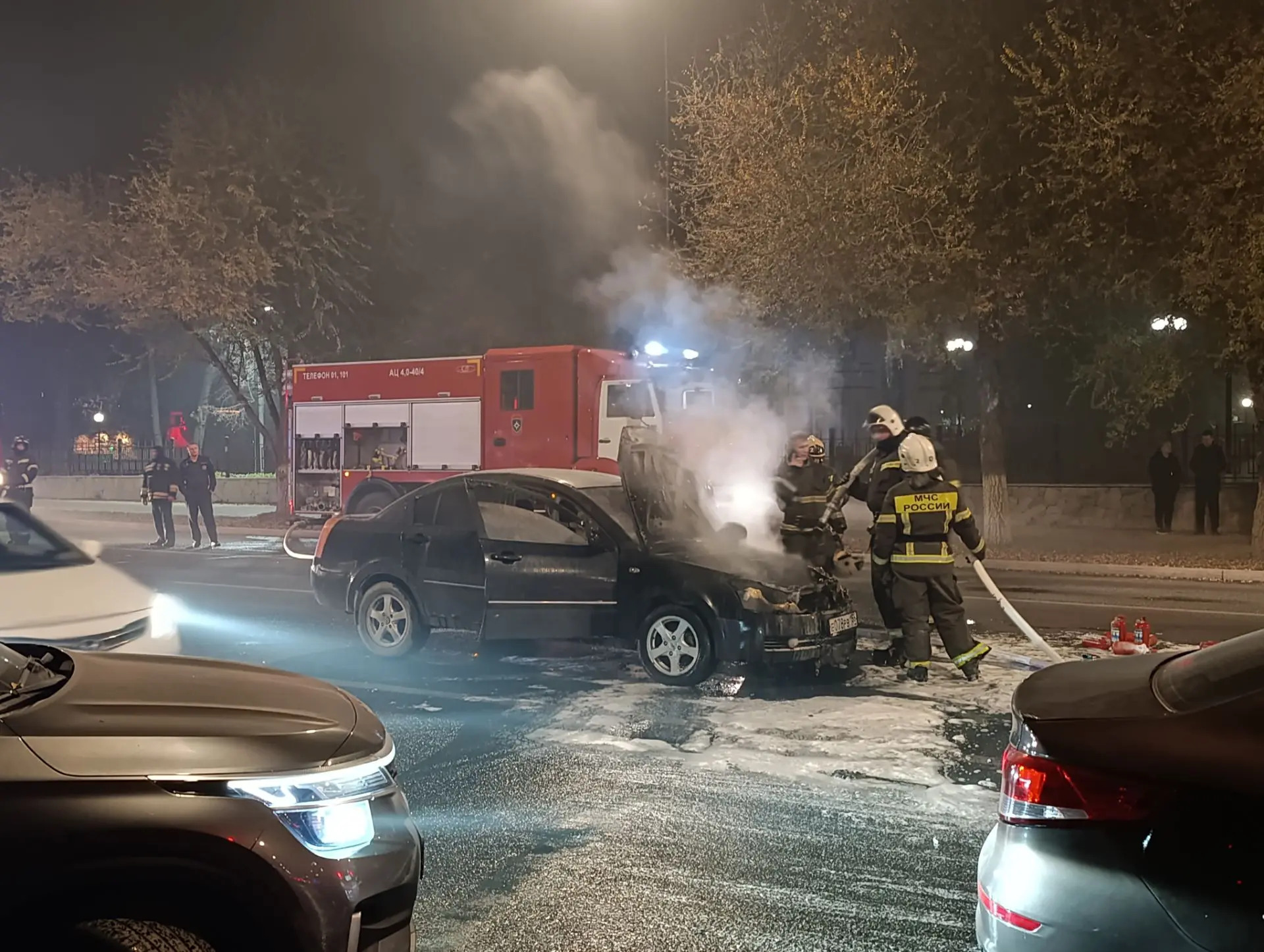 В Оренбурге на улице Чичерина загорелся автомобиль — фото 2