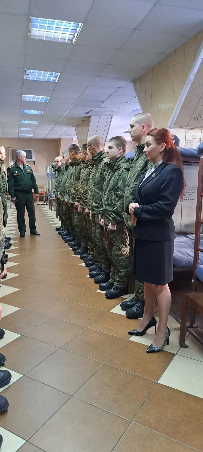 «Боевой настрой»: омбудсмен Оренбуржья пообщалась с призывниками на сборном пункте — фото 1